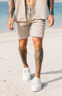 Model is 6'1 wearing W32