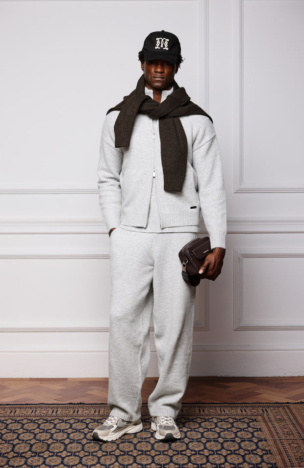 Model is 6'2 with a waist 30", wearing W32