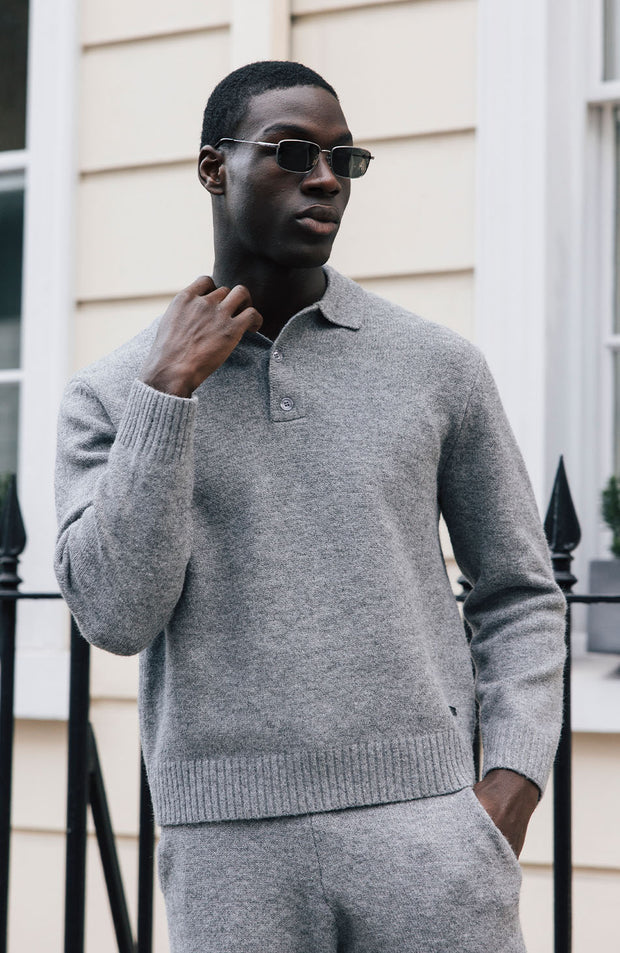 Model is 6'2 and wears size M