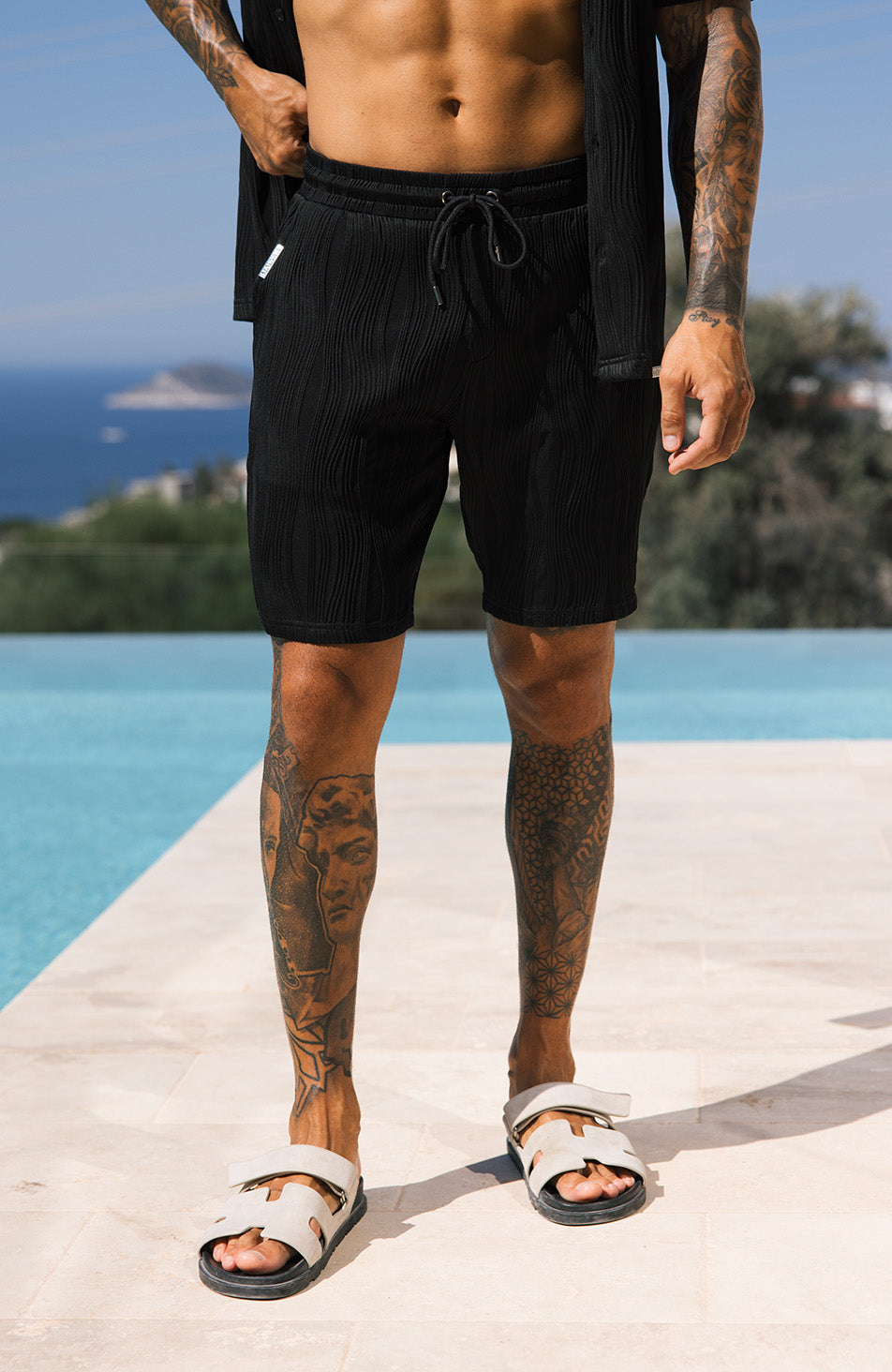 Wave Shorts in Black
