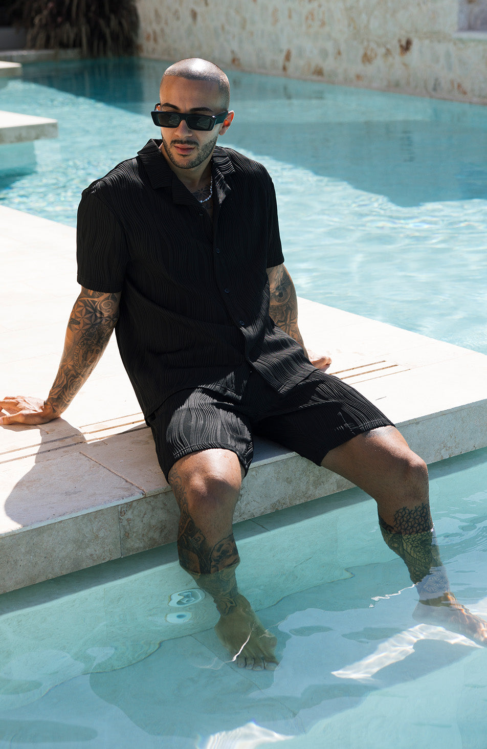 Wave Shorts in Black