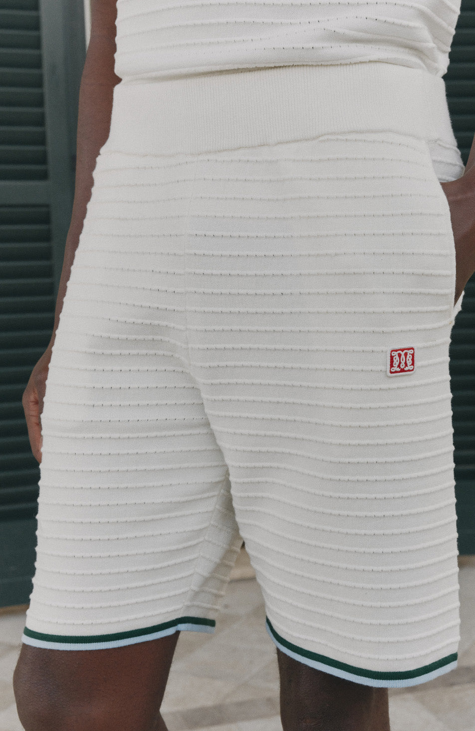 Model is 6'2, waist 32", wearing a W34