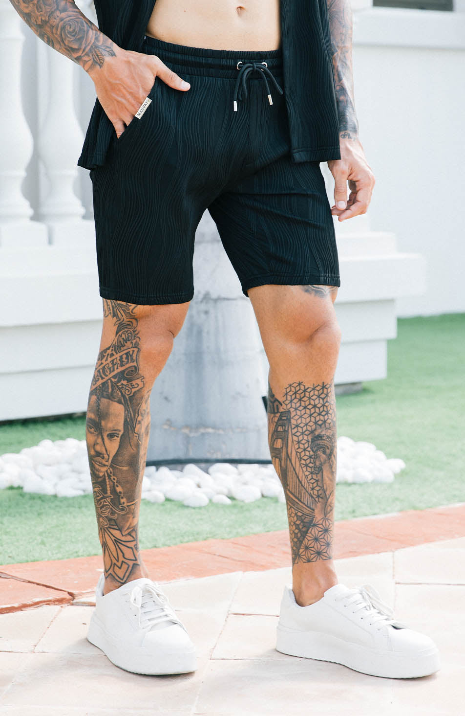 Wave Shorts in Black