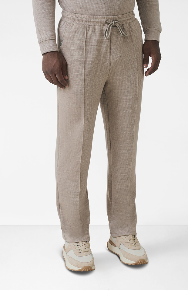 Model is 6'2 with W32, wearing W32